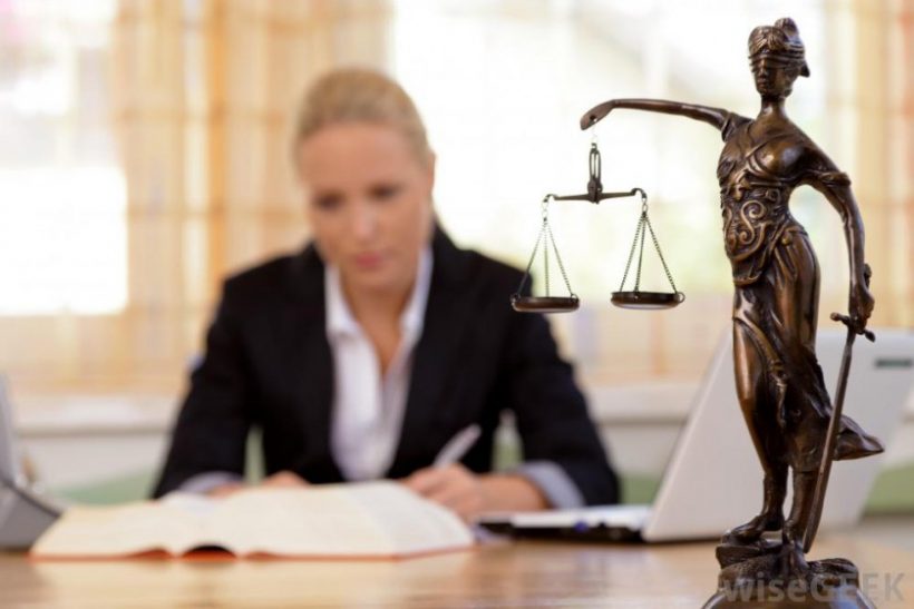 Jogi asszisztens munka leírása: fizetés, készségek, és további