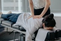 Hva er en kiropraktor? Stillingsbeskrivelse, lønn og karriereveiinnsikt