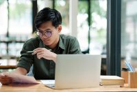 Hva gjør en økonom? Lønn, ferdigheter som kreves, og karrierevekst