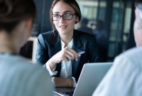 Hvordan bli PR-spesialist: jobbrolle, lønn og ferdigheter