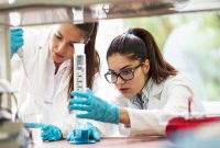 Hva gjør en forsker? Lønn, ferdigheter og karrieremuligheter