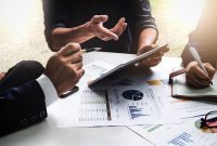 Hva er en finansiell planlegger? Stillingsbeskrivelse, ferdigheter og lønnsforventninger