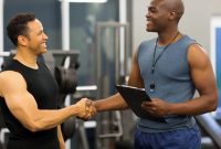 Convertirse en instructor de fitness: puesto de trabajo, habilidades necesarias y expectativas salariales